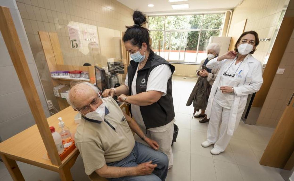 Una sanitaria vacuna a un hombre mayor de 80 años con la dosis de Pfizer en el ambulatorio Virgen Peregrina, en Pontevedra, Galicia 