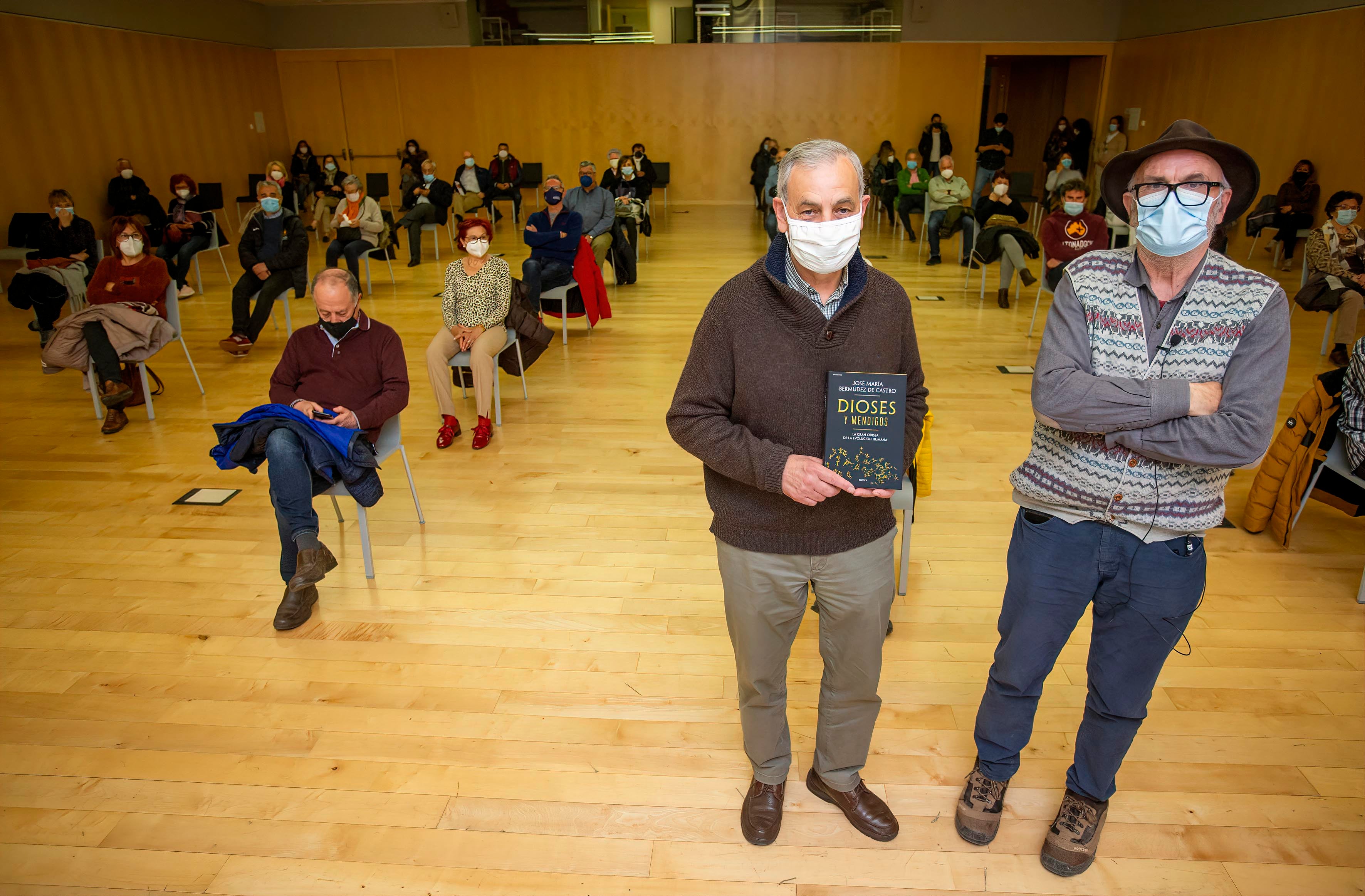 El codirector de los Yacimientos de Atapuerca, José María Bermúdez de Castro, presenta su libro 'Dioses y mendigos. La gran odisea de la evolución humana', acompañado por el también codirector de los yacimientos Eudald Carbonell. 