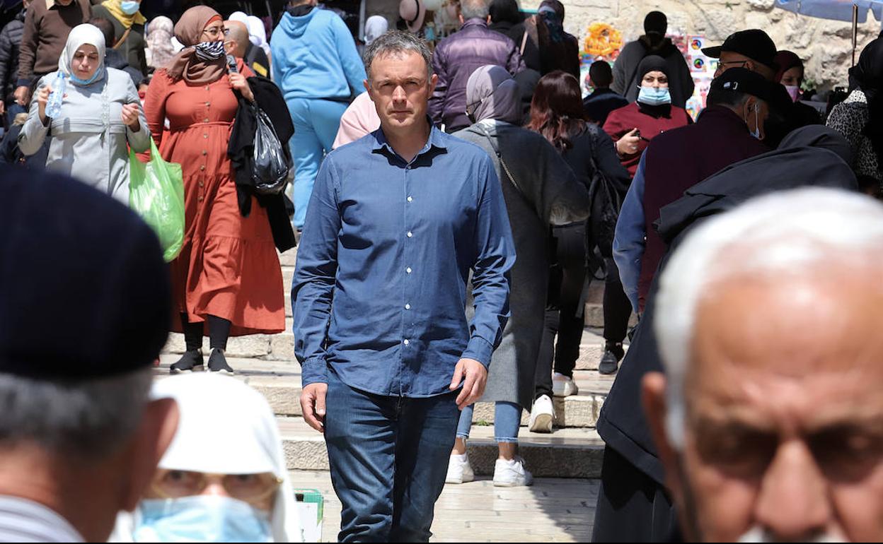 El reportero vasco, en un enclave de la Ciudad Vieja de Jerusalén, que retrata en su libro de la mano de sus vecinos.