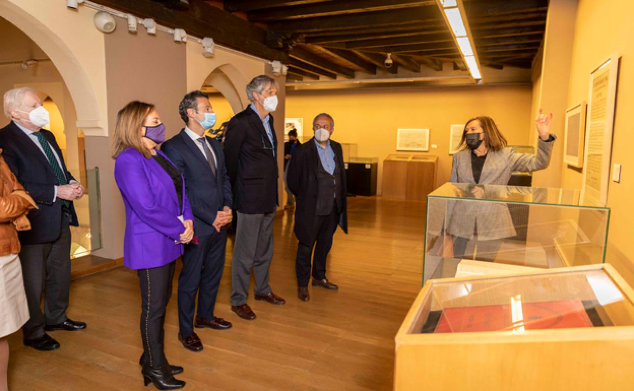 Yolanda Rodríguez, directora del Archivo Municipal, explica la exposición del Arco de Santa María. 