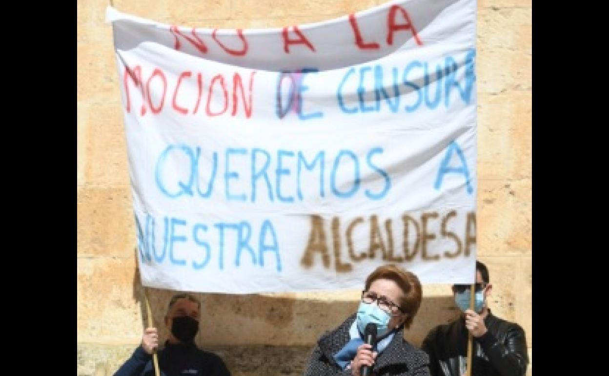 Concentración a favor de la actual alcaldesa y en contra de la moción celebrada el pasado doingo 4 de abril. 