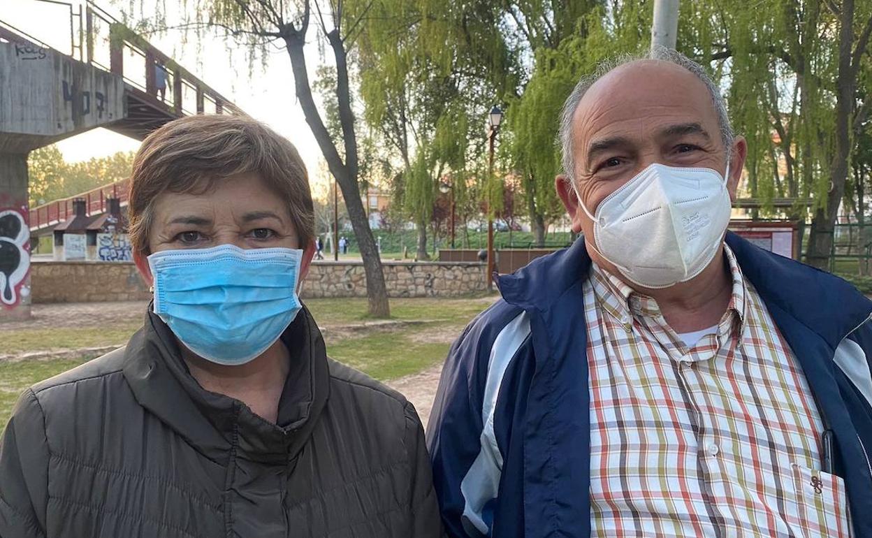 Mari Carmen Riestra y José Ignacio Martínez, dos arandinos vacunados con AstraZeneca.