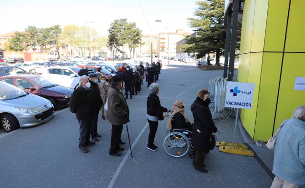 Vacunación de mayores de 80 años esta mañana en El Coliseum.