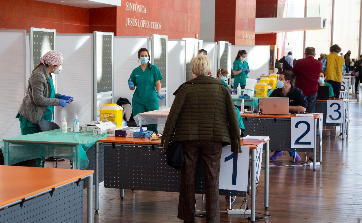 Mesas de vacunación en el Centro Cultural Miguel Delibes de Valladolid.