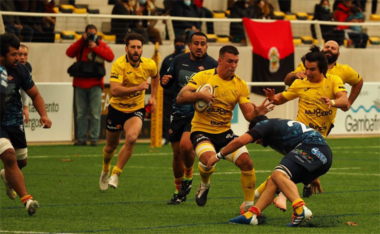 Ruben Sanz con el oval frente a su exequipo la UD Santboiana en San Amaro en la temporada 2020-2021