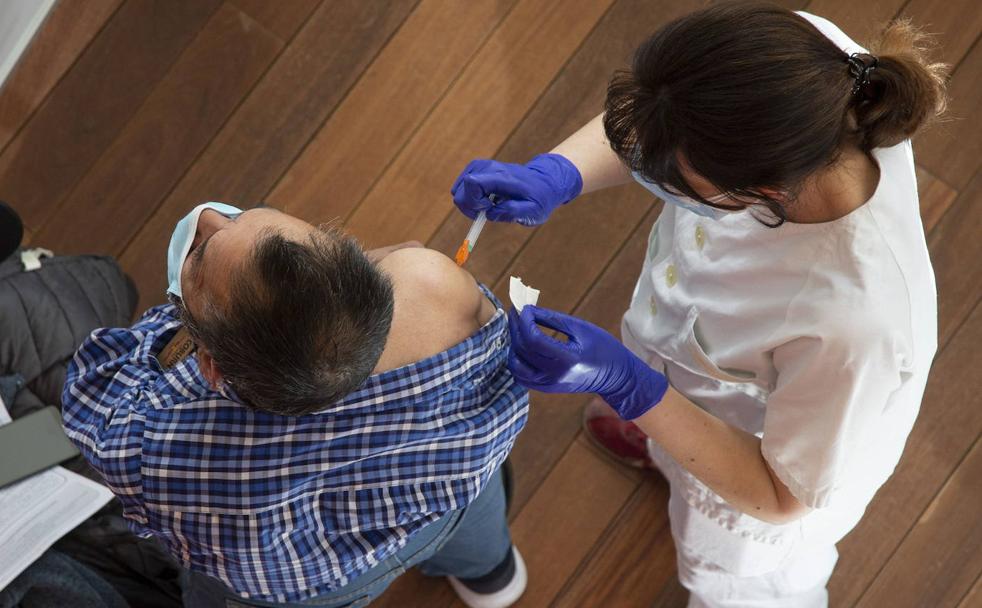 Un hombre recibe una vacuna en el Centro Cultural Miguel Delibes de Valladolid.