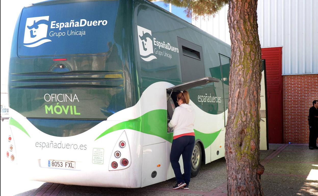Algunas entidades bancarias cuentan con oficinas móviles que recorren otra provincias de Castilla y León. 