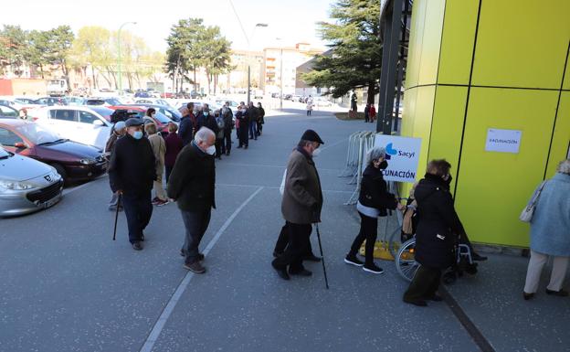 Vacunación de mayores de 80 años en el Coliseum de Burgos.