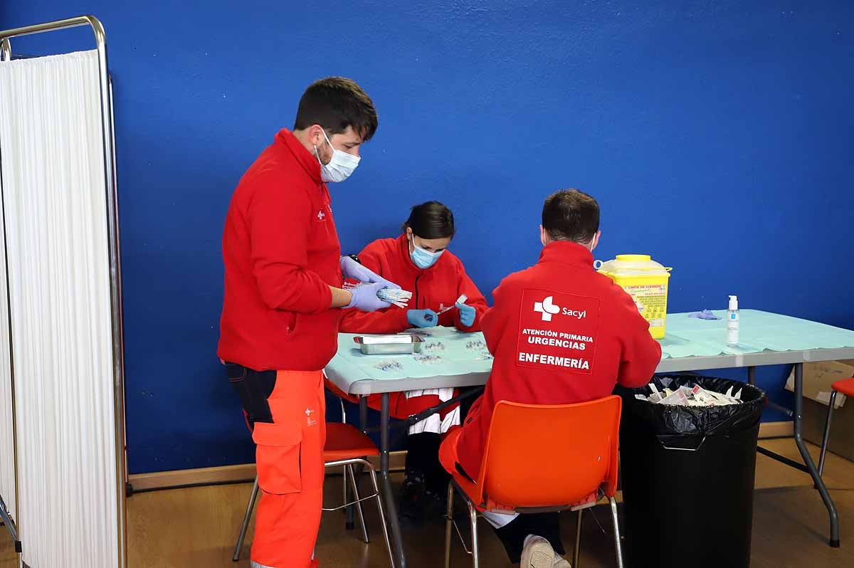 Fotos: Las generaciones del 56 y 57 de varias zonas rurales de Burgos reciben la primera dosis de la vacuna