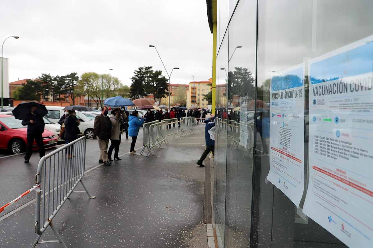 Fotos: Las generaciones del 56 y 57 de varias zonas rurales de Burgos reciben la primera dosis de la vacuna