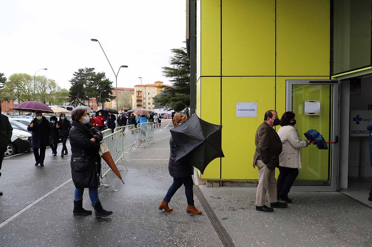 Fotos: Las generaciones del 56 y 57 de varias zonas rurales de Burgos reciben la primera dosis de la vacuna