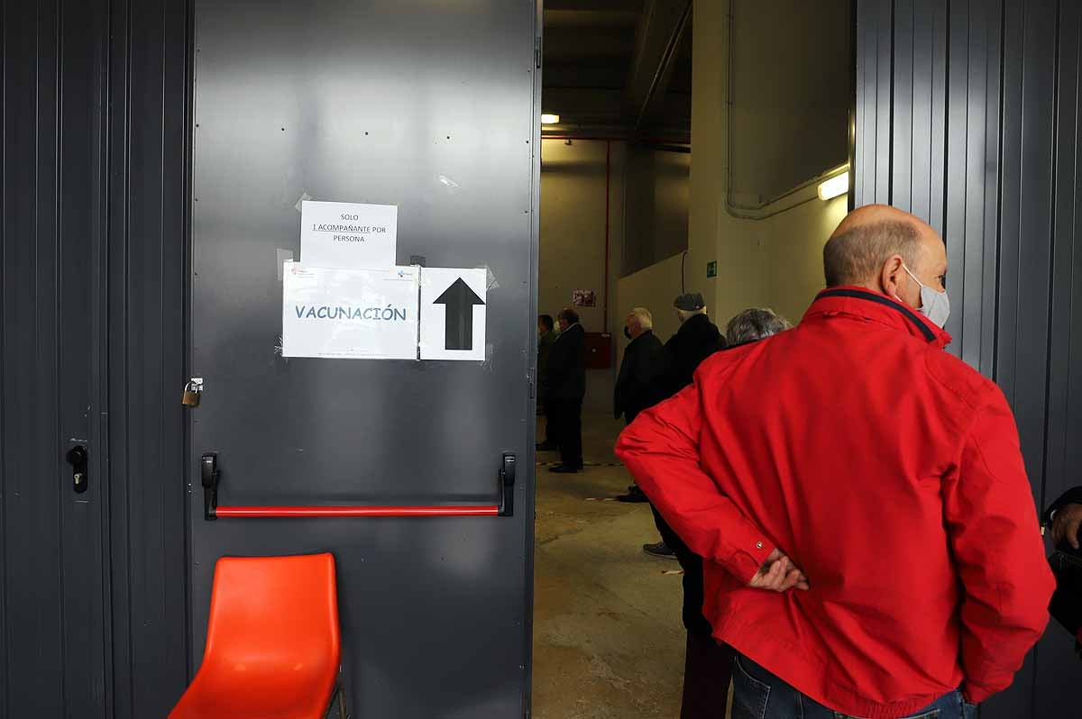 Fotos: Las generaciones del 56 y 57 de varias zonas rurales de Burgos reciben la primera dosis de la vacuna