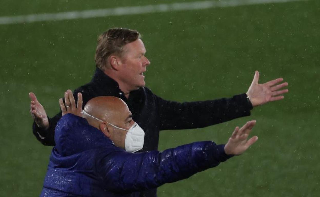 Ronald Koeman protesta durante el clásico de Valdebebas. 