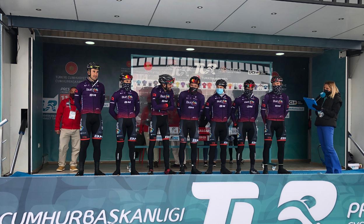 Presentación del equipo buegalés en la Vuelta a Turquía. 