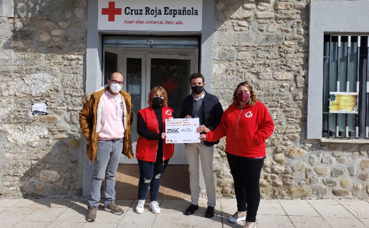 Cruz Roja de Belorado recibe el cheque de manos del director territorial y de Recursos Humanos de la Zona Norte de Orange España, Óscar Aragón. 