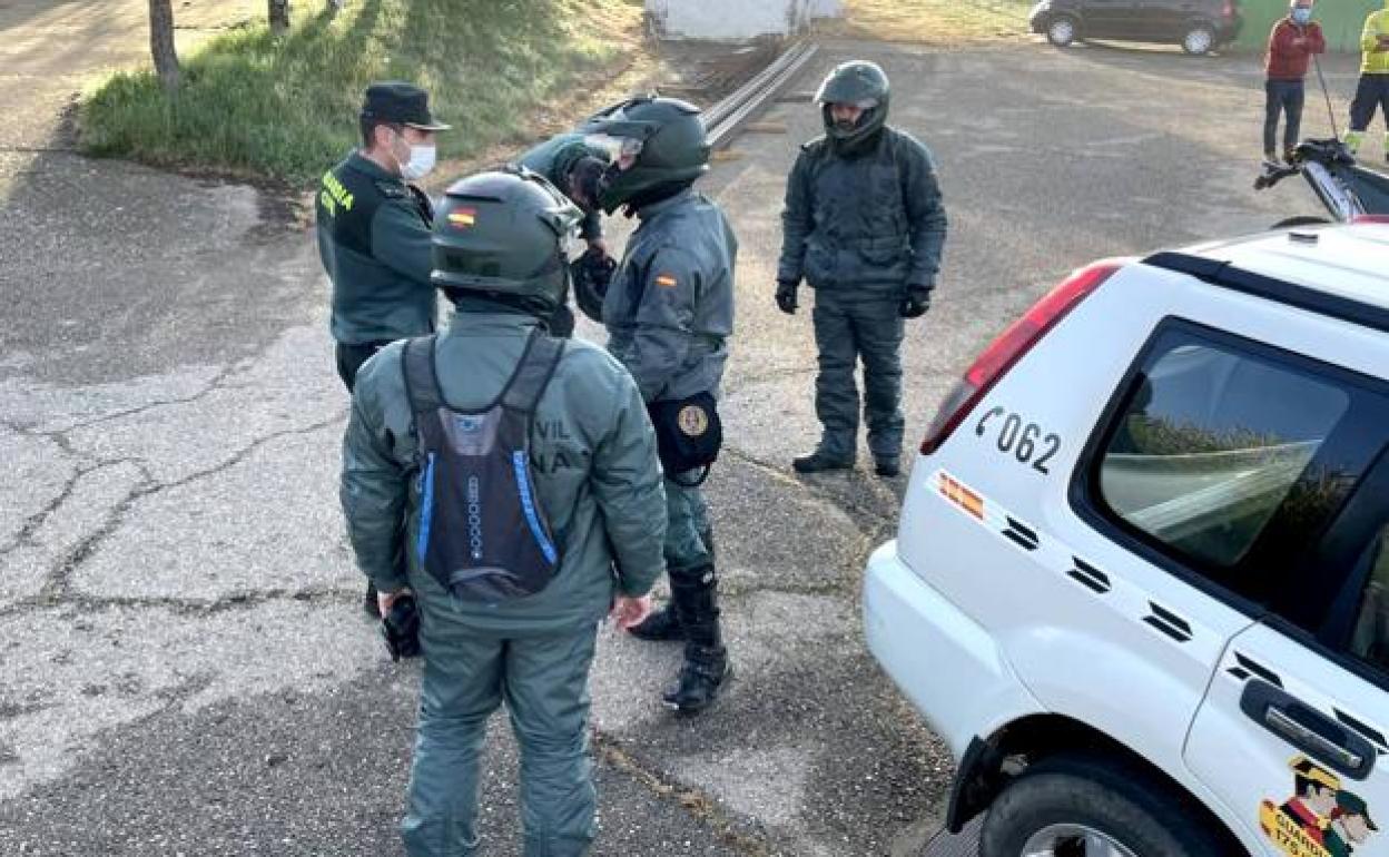 Varios guardias civiles que participan en la búsqueda del hombre desaparecido. 