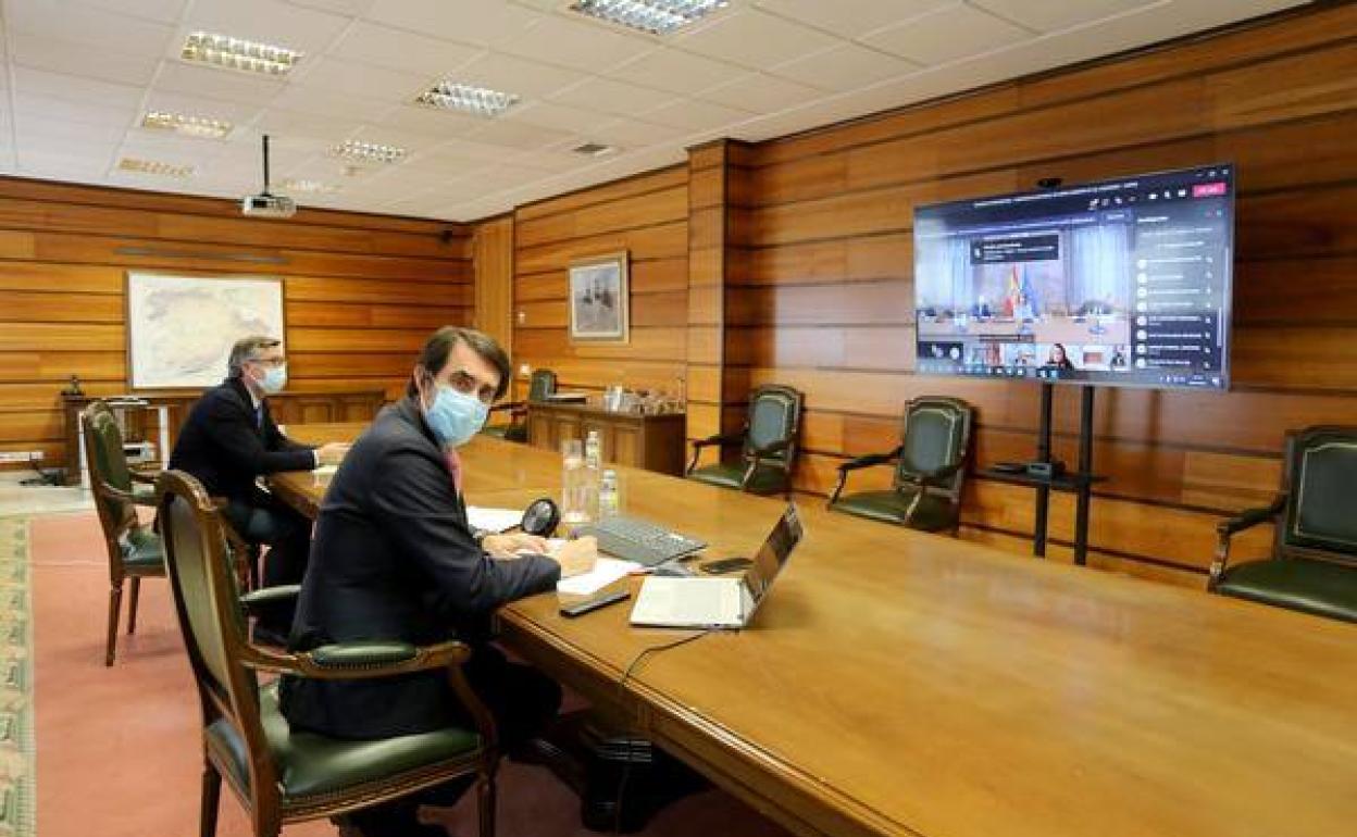 El consejero de Fomento y Medio Ambiente, durante la reunión. 