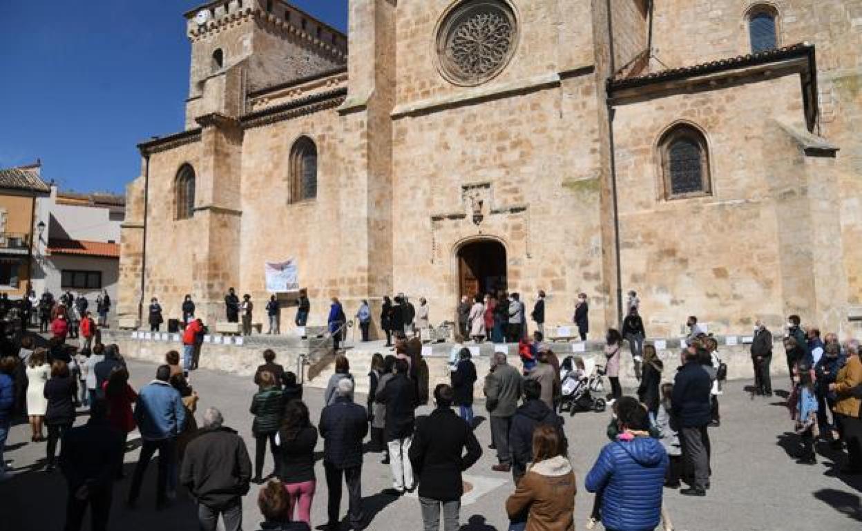 Los vecinos de Tórtoles de Esgueva salieron a la calle para rechazar la moción de censura contra su alcaldesa. 