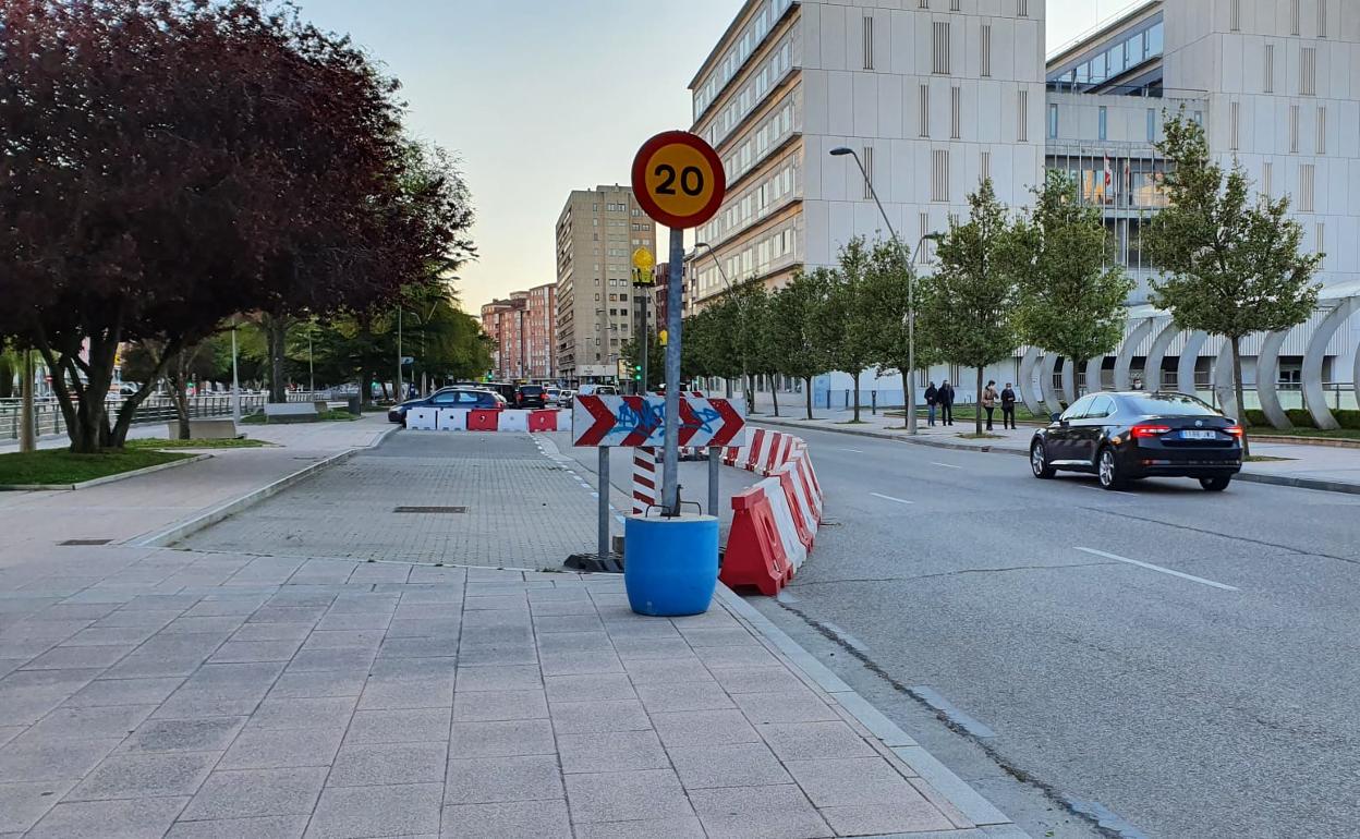 La avenida tiene un carril cortado y una restricción de velocidad a la altura de los juzgados.