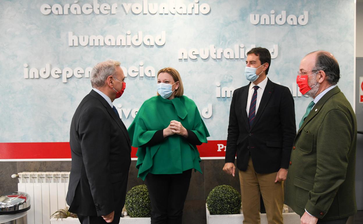 La onsejera de Familia e Igualdad de Oportunidades, Isabel Blanco en su visita a la sede de Cruz Roja en Burgos. 