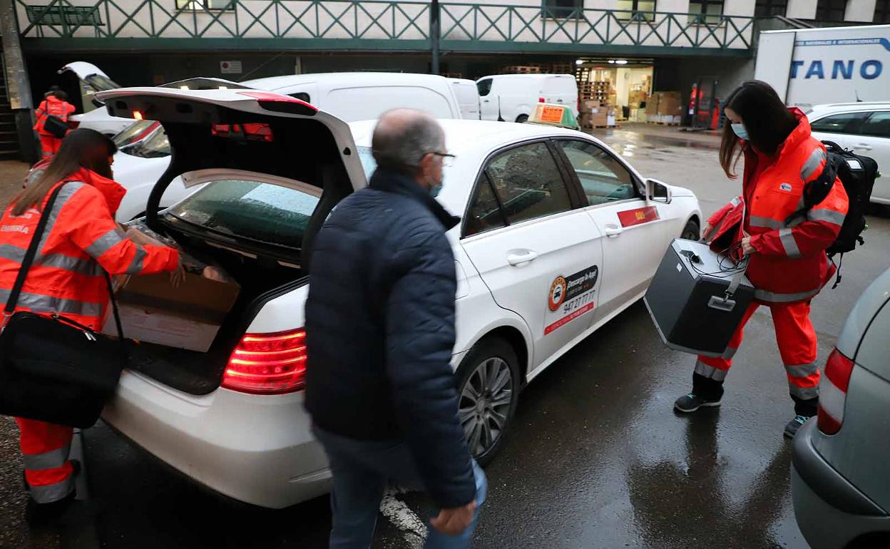 Dos enfermeras introducen las vacunas en un taxi en Atención Primaria.