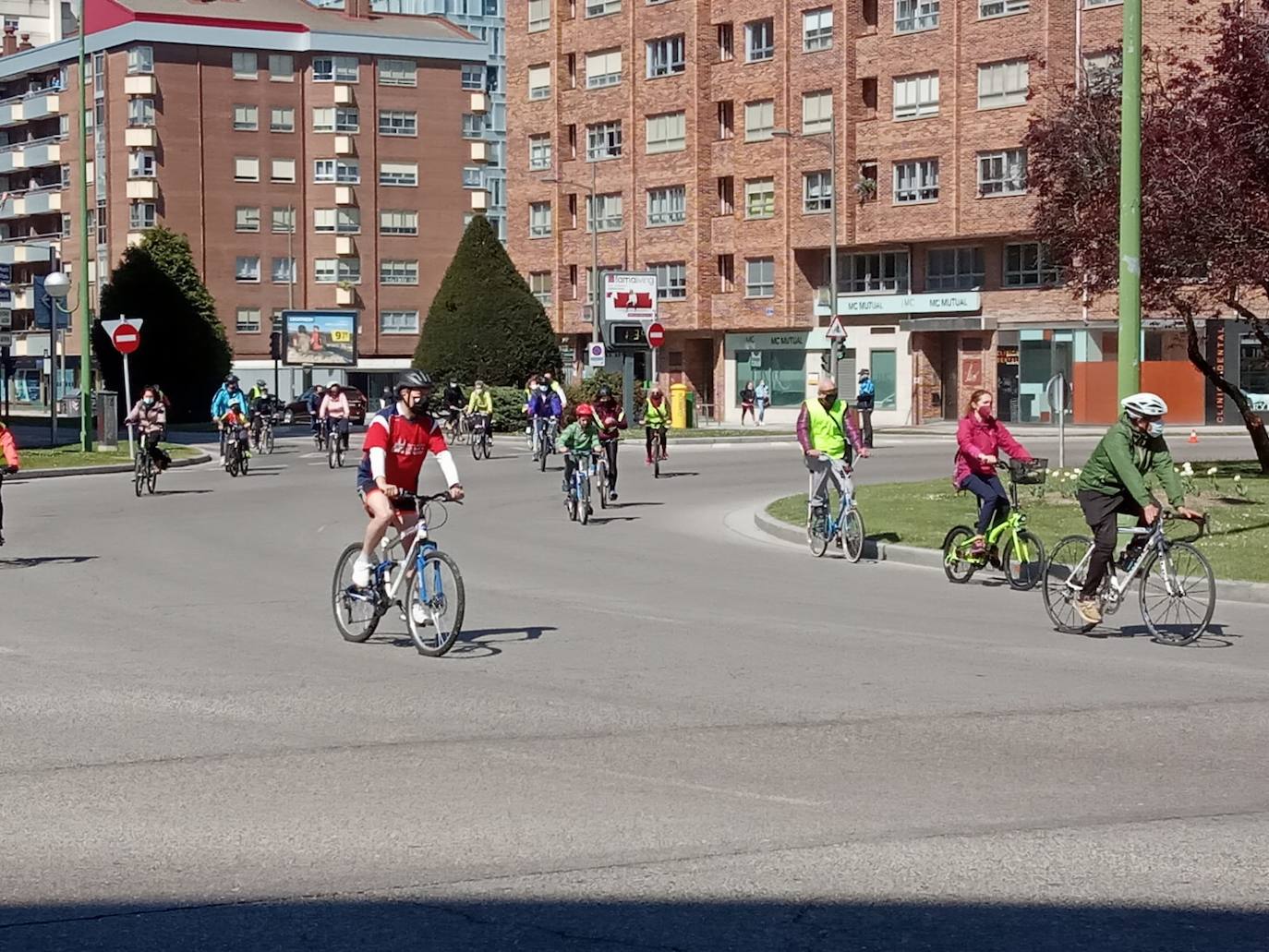 La Plataforma ha recorrido Burgos en bici hasta el Divino Valles.