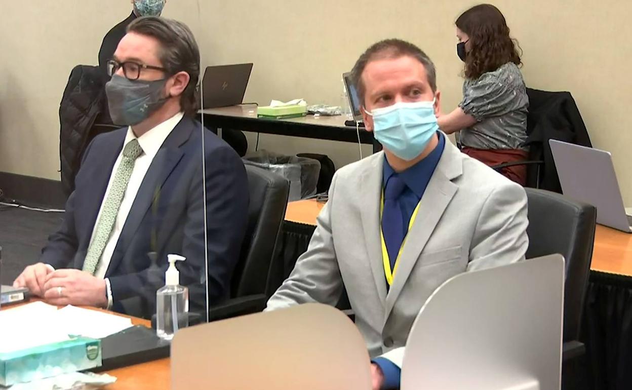 El exoficial Derek Chauvin y su abogado defensor Eric Nelson escuchan los argumentos finales en el juicio por la muerte de George Floyd.