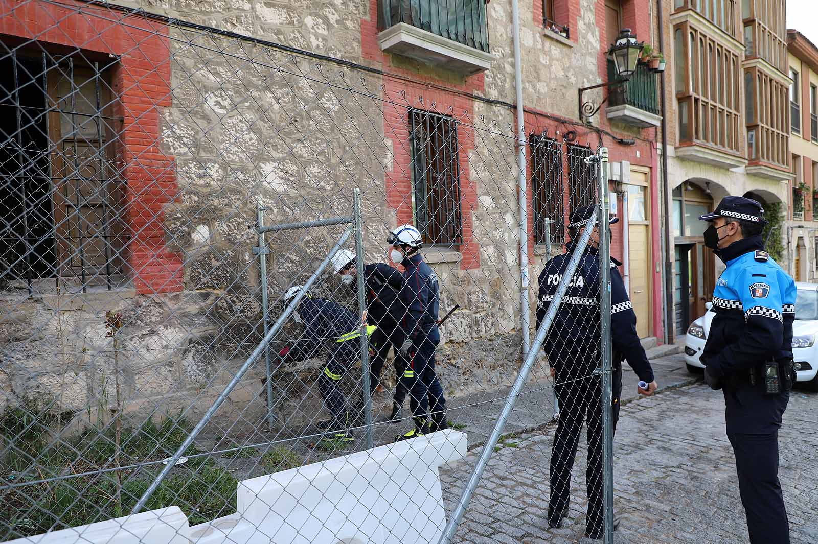 Fotos: Los bomberos acceden a la &#039;casa de las palomas&#039; para evaluar su estado