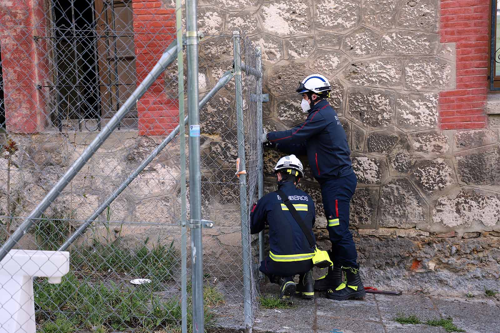 Fotos: Los bomberos acceden a la &#039;casa de las palomas&#039; para evaluar su estado