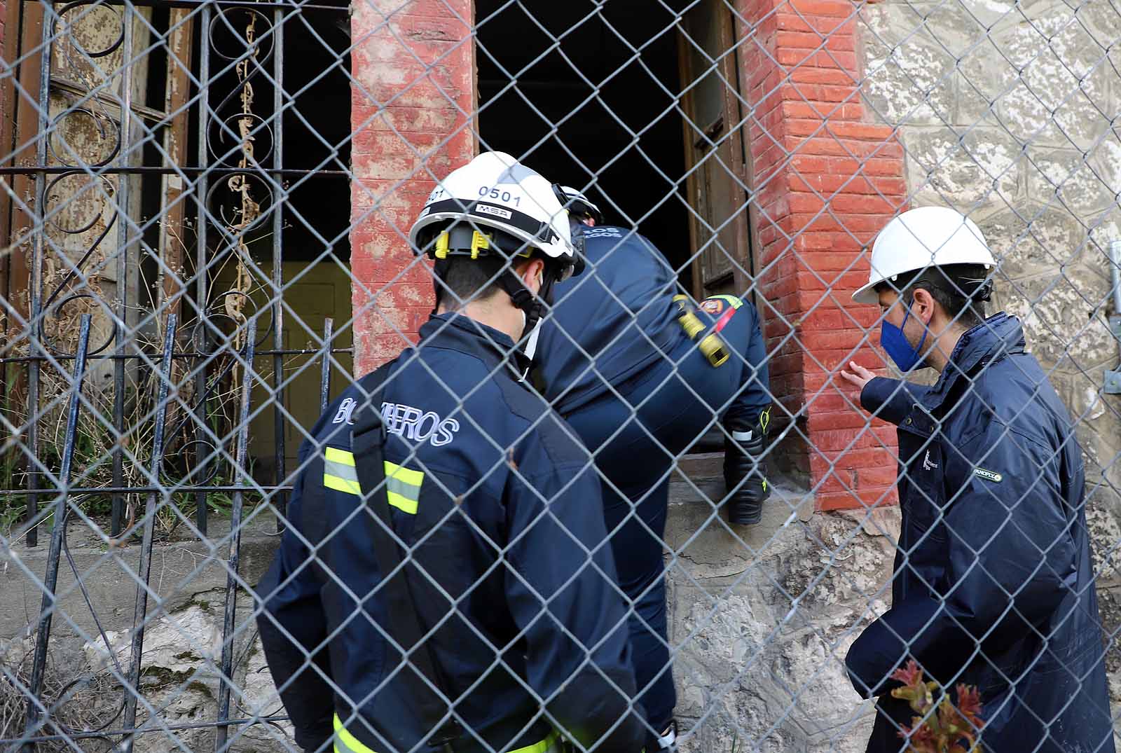 Alegría contenida entre los vecinos por el inicio de la intervención en 'la casa de las palomas'