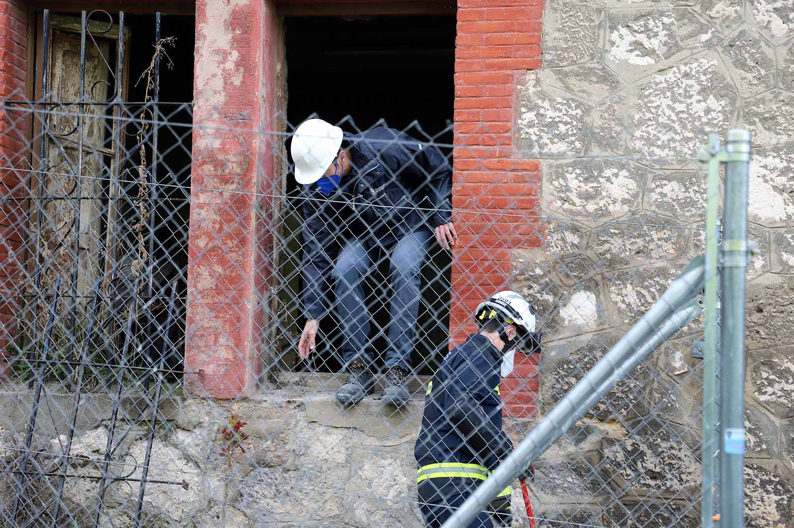 Fotos: Los bomberos acceden a la &#039;casa de las palomas&#039; para evaluar su estado