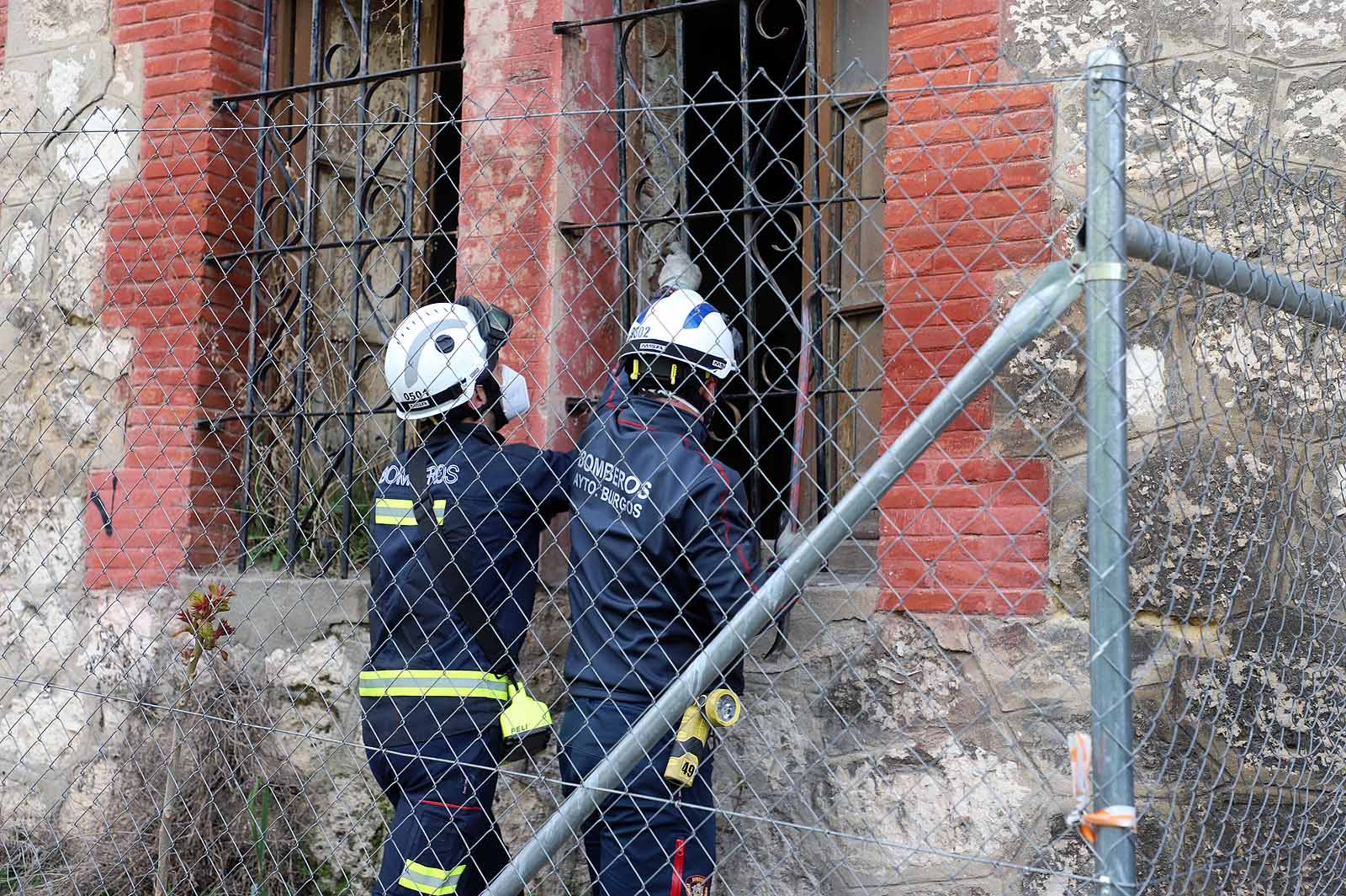 Fotos: Los bomberos acceden a la &#039;casa de las palomas&#039; para evaluar su estado