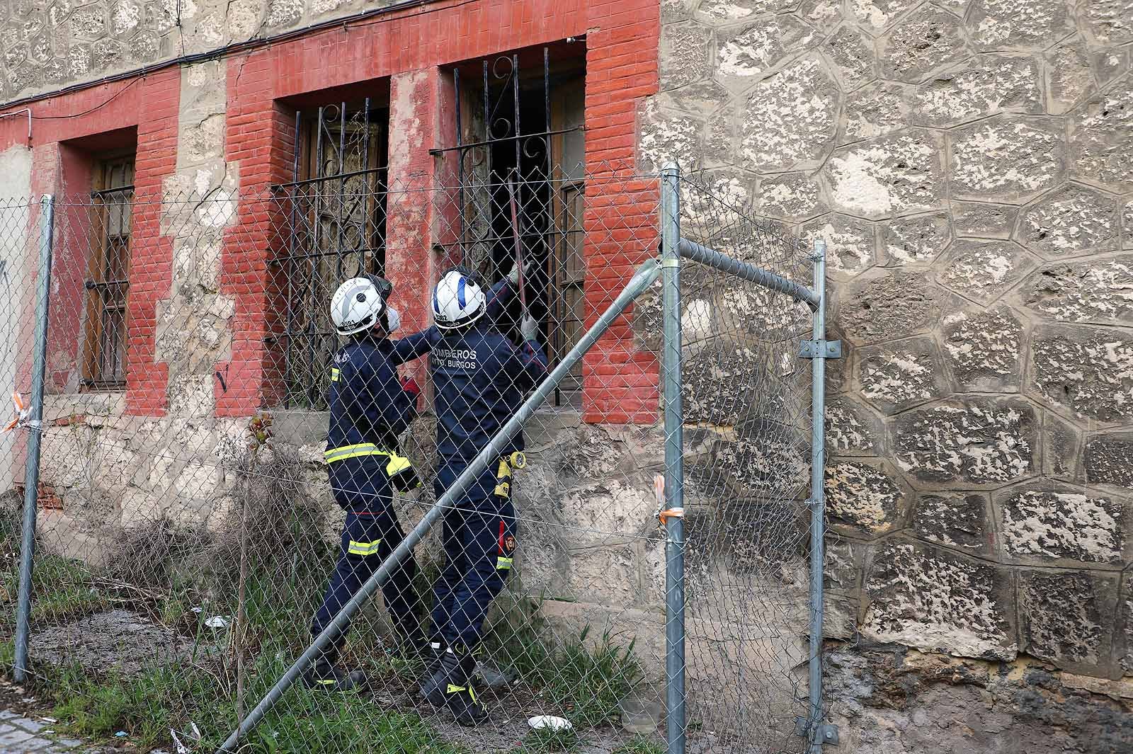 Fotos: Los bomberos acceden a la &#039;casa de las palomas&#039; para evaluar su estado