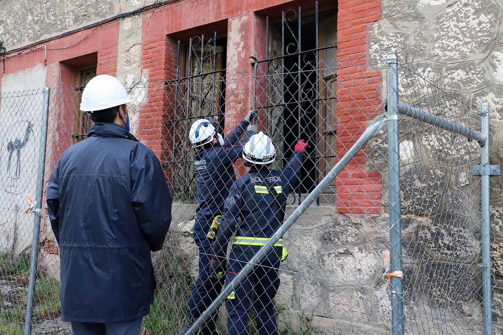 Fotos: Los bomberos acceden a la &#039;casa de las palomas&#039; para evaluar su estado