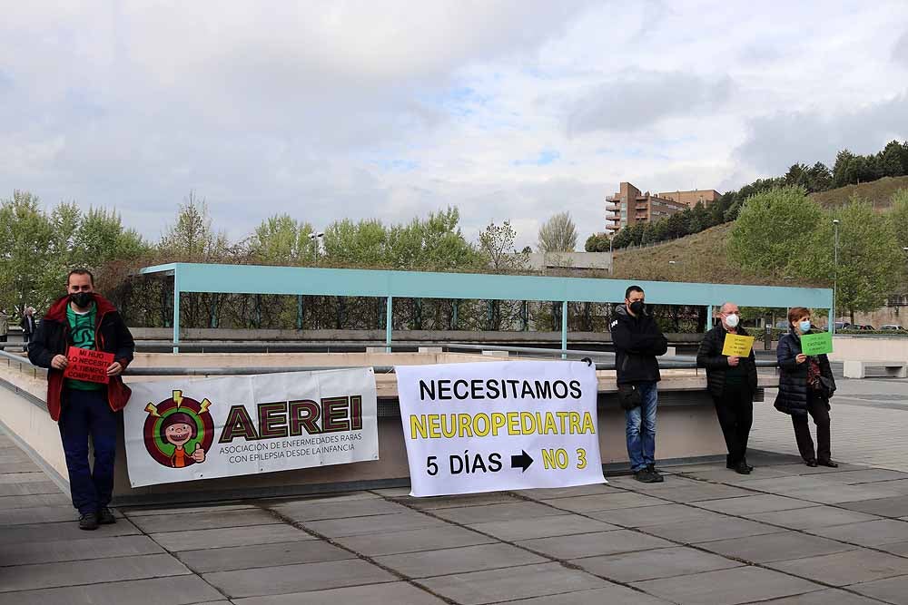 Fotos: Concentración para exigir un neuropediatra en el HUBU durante cinco días