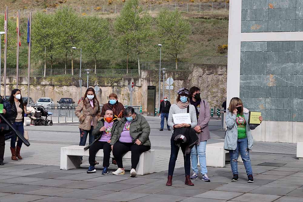 Fotos: Concentración para exigir un neuropediatra en el HUBU durante cinco días