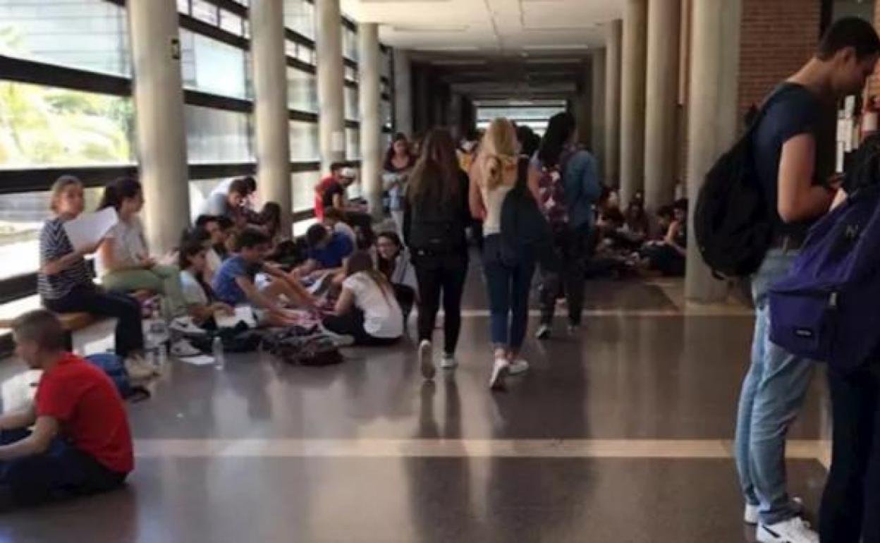 Estudiantes en los pasillos de una facultad de la Universidad de Granada. 