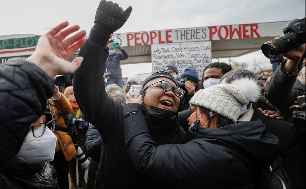 Alegría de los ciudadanos al conocer la sentencia del caso Floyd., precisamente en la plaza dedicada a la víctima en la ciudad de Minneapolis.