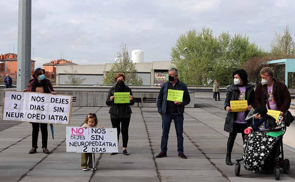 La concentración de familias se ha celebrado esta mañana en el HUBU.