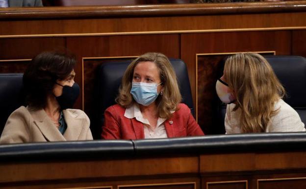 Las vicepresidentas Calvo, Calviño y Díaz, en el Congreso. 