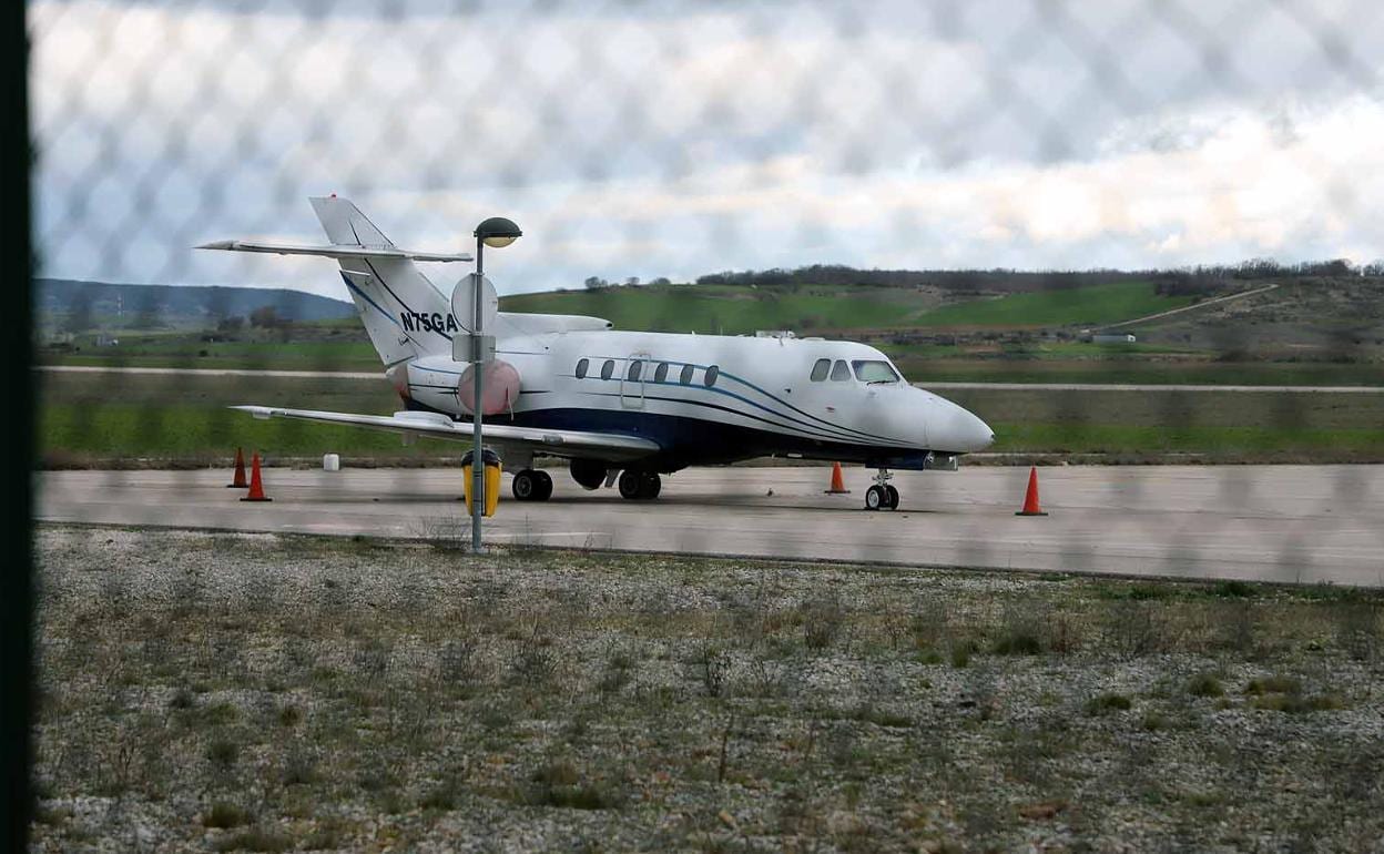 Avión abandonado en el aeropuerto de Burgos desde 2013.