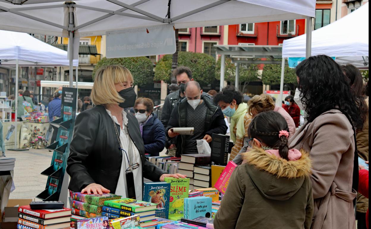 Los libreros están en la Plaza Mayor.