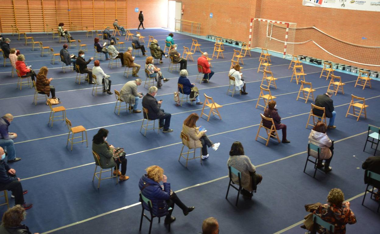 Sala de espera del punto de vacunación en el Polideportivo de la UBU.