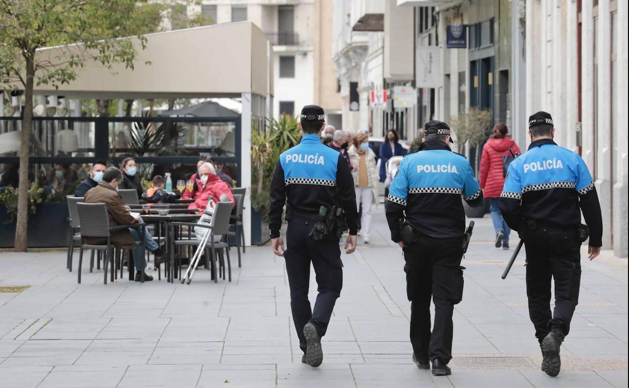 La Policía Local de Valladolid patrulla mientras los ciudadanos utilizan las terrazas ante las restricciones al interior de los bares. 