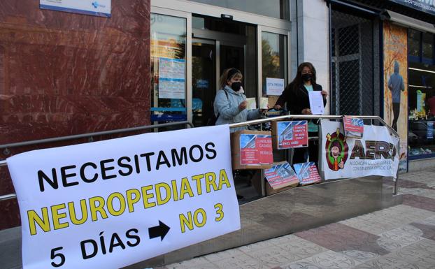 Imagen principal - Las familias afirman que «no pueden permitirse el lujo» de cambiar de neuropediatra en el HUBU