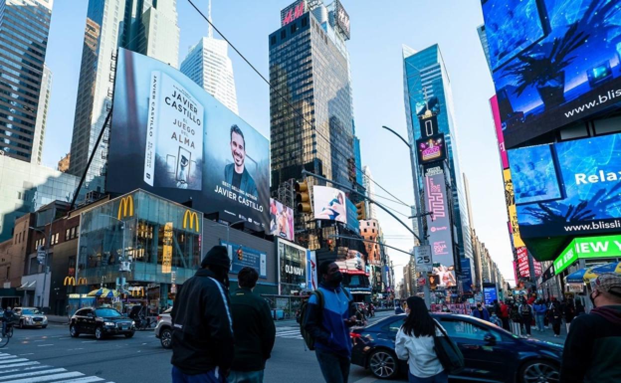 Javier Castillo, en la gran pantalla de Times Square con 'El juego del alma'. 