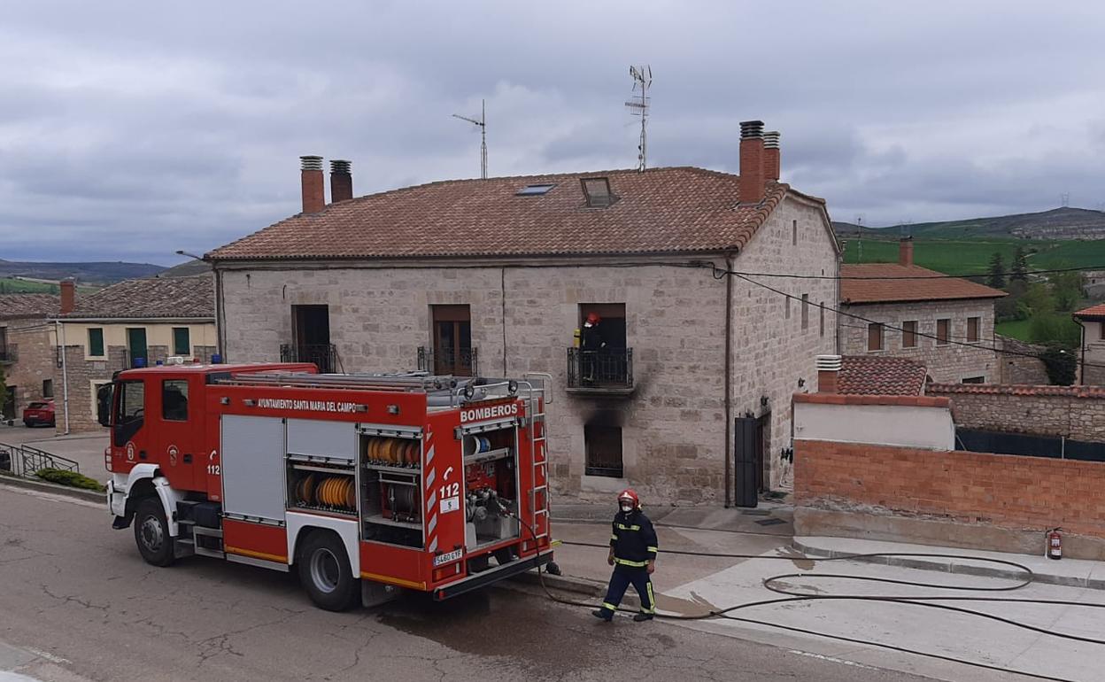 Momento de la intervención de los bomberos de Santa María del Campo.