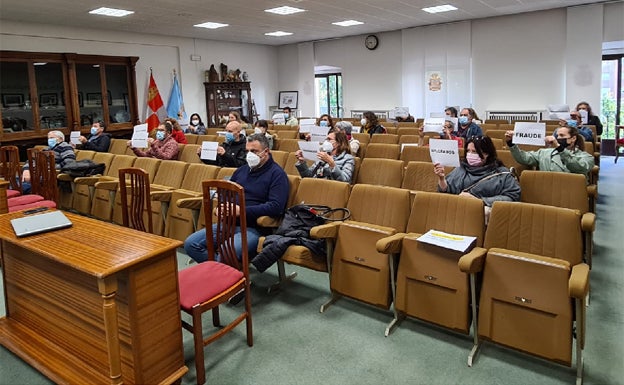 Las protestas continuaron en el salón de plenos del Ayuntamiento de Aranda. 