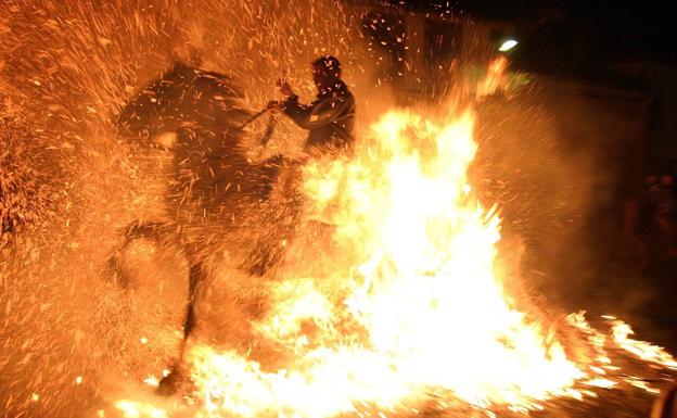 Las Luminarias de San Bartolomé de Pinares evocan las antiguas ceremonias de purificación de las cabalgaduras.