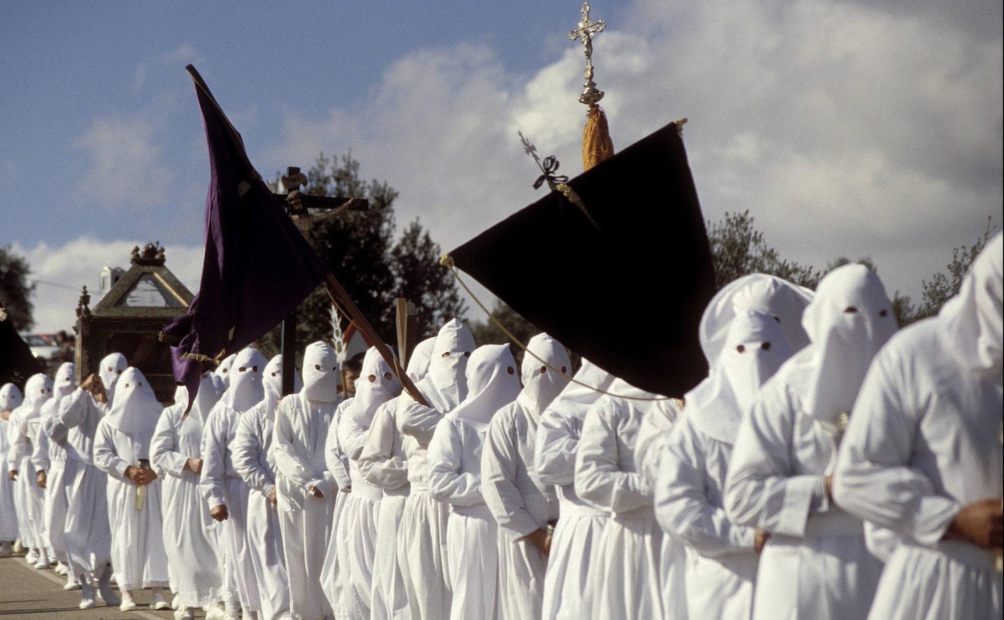 Procesión del Santo Entierro durante el Viernes Santo en Bercianos de Aliste.